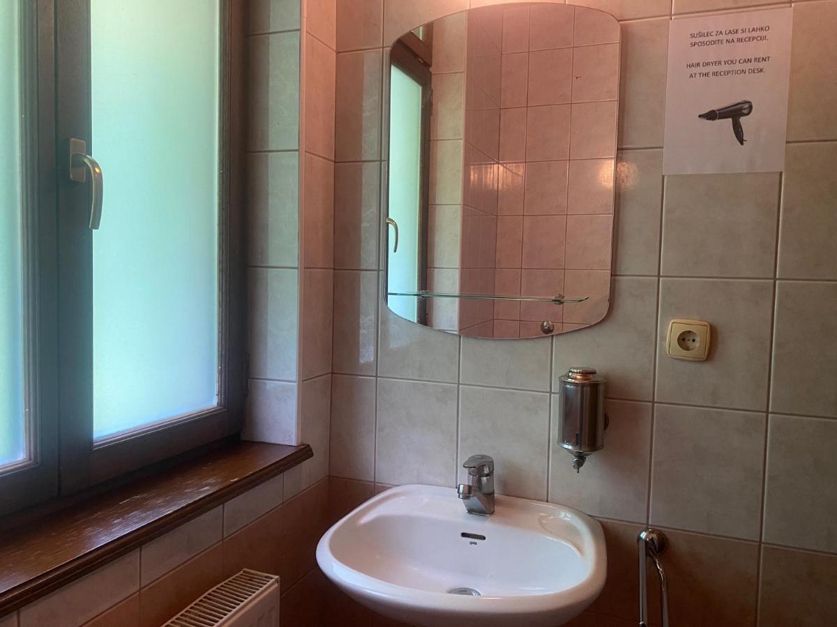 Youth Hostel Bledec ภายนอก รูปภาพ